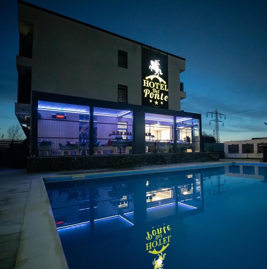 טרגובישטה Hotel Del Ponte מראה חיצוני תמונה