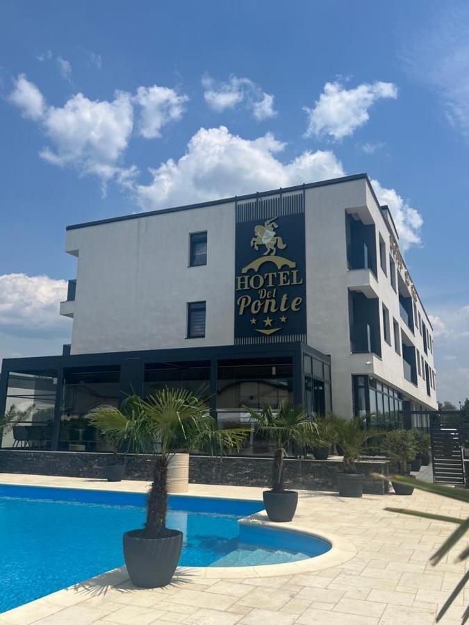 טרגובישטה Hotel Del Ponte מראה חיצוני תמונה