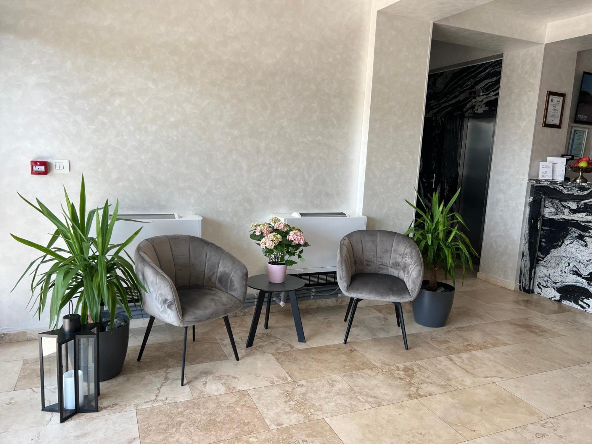 טרגובישטה Hotel Del Ponte מראה חיצוני תמונה